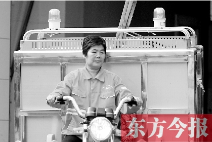 鄭州市金水區(qū)目前發(fā)放的第一批30輛新垃圾清運車，已投入使用