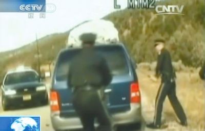費(fèi)雷爾再次上車(chē)，警察拿警棍砸車(chē)窗。