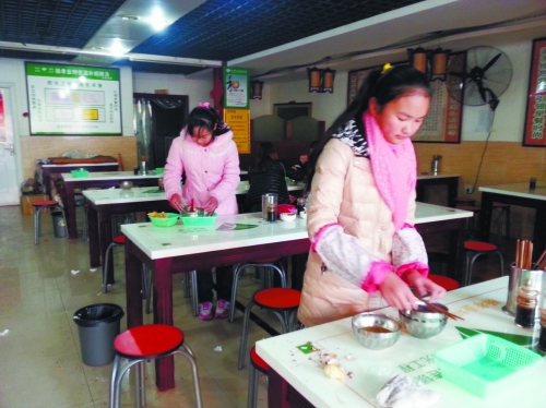參加體驗的兩名學(xué)生成功“入職”后,開始收拾餐桌。