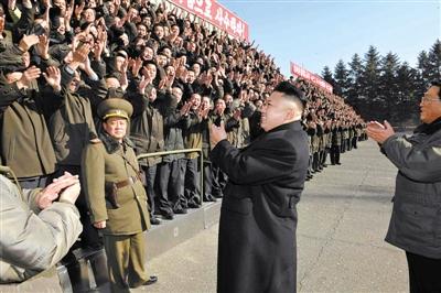 朝中社1月15日發(fā)布的圖片顯示，朝鮮最高領(lǐng)導人金正恩視察位于平安南道的國家科學院，與科研人員會面。