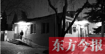 1月13日晚9點(diǎn)20分，鄭州市嵩山路與伊河路交叉口西北角的生態(tài)廁所依然開著燈