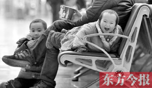 鄭州東站候車長椅上，哈哈，馬上回家過年有禮物收了