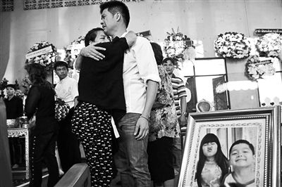 2月24日，泰國(guó)曼谷，民眾為在手榴彈襲擊中遇難的兩名兒童舉行葬禮，兩名兒童為姐弟二人，姐姐6歲，弟弟4歲