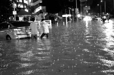 3月30日晚，深圳市區(qū)不少地段因暴雨積水，導(dǎo)致一些車輛在水中熄火。