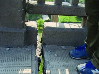 圖為大橋17號(hào)墩處橋面裂縫。梅建明 攝