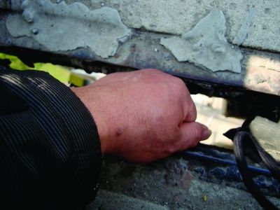 圖為大橋17號(hào)墩處橋面裂縫。梅建明 攝
