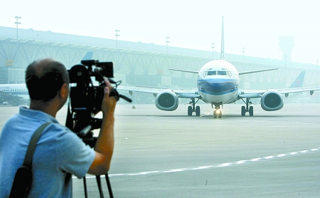 　8月28日，一架嶄新的波音737-800型飛機平穩(wěn)降落在鄭州新鄭國際機場。