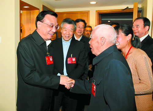 11月5日下午，中共中央政治局常委、國(guó)務(wù)院副總理李克強(qiáng)親切看望了參加中國(guó)共產(chǎn)黨第十八次全國(guó)代表大會(huì)的