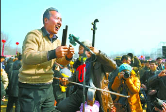 2月22日，寶豐馬街書會(huì)上，說書藝人正在表演。記者 史長(zhǎng)來 攝