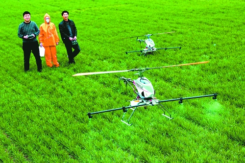 無(wú)人作業(yè)機(jī)一分鐘可為一畝地噴一升藥。