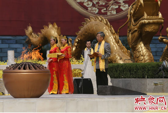 中華炎黃文化研究會會長許嘉璐宣讀拜祖大典拜祭文。映象網(wǎng)記者 邵恰 攝