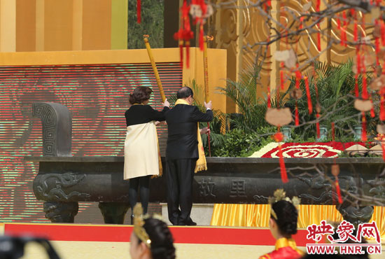 中國國民黨副主席蔣孝嚴(yán)及其夫人凈手上香 。映象網(wǎng)記者 邵恰 攝