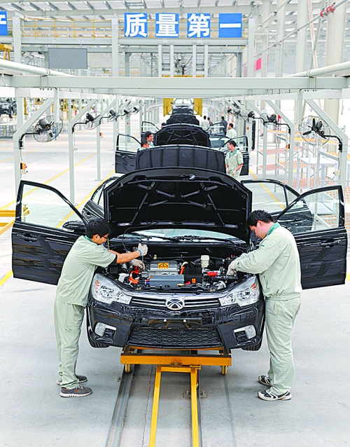 　　4月16日，新鄉(xiāng)市新能電動(dòng)汽車有限公司的工作人員在電動(dòng)汽車生產(chǎn)流水線上作業(yè)。目前，新鄉(xiāng)現(xiàn)有規(guī)模以