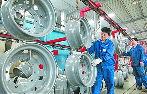4月25日，許昌恒豐實(shí)業(yè)有限公司的員工正在生產(chǎn)重卡車輪。喬利峰 攝