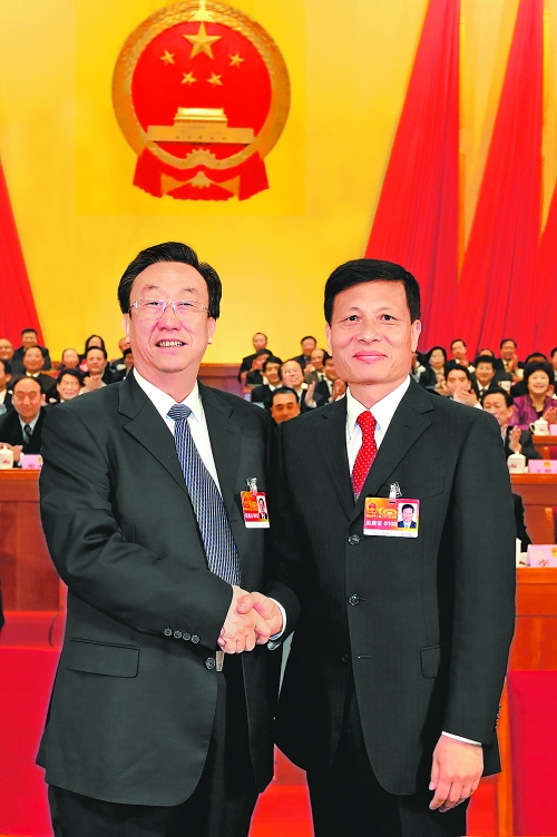 4月2日上午，新當(dāng)選的省人大常委會主任郭庚茂與新當(dāng)選的省人民政府省長謝伏瞻親切握手。郭宇 董亮 攝