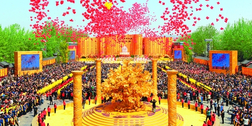 癸巳年黃帝故里拜祖大典于4月12日上午在新鄭舉行，來(lái)自海內(nèi)外的炎黃子孫，共同祭拜中華民族的人文始祖軒