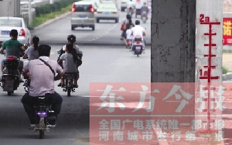 昨日，鄭州市航海路與京廣鐵路立交橋下，用紅線(xiàn)標(biāo)注的“水位警戒線(xiàn)”