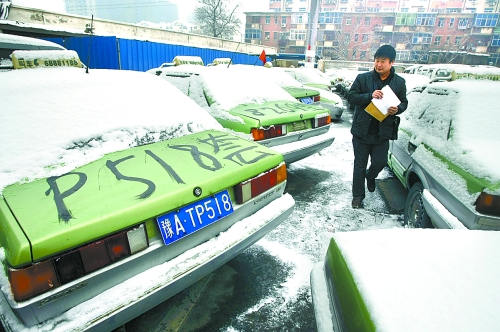 　12月21日，工作人員正在登記套牌出租車(chē)、假出租車(chē)