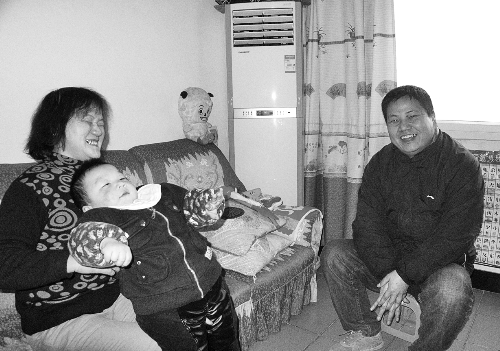 恩人找到了、飯碗保住了，張新明（右）與原竹青都開心地笑了。