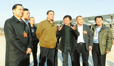 　　鄭州手拉手集團董事長賈長明（右三）向省農(nóng)業(yè)廳廳長朱孟洲（右四），省政府副秘書長、省政府駐京辦主任