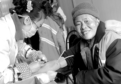1月14日，汝南縣為全縣460多名環(huán)衛(wèi)工人免費(fèi)進(jìn)行心電圖、胸透等13項(xiàng)健康檢查，并建立了個(gè)人健康檔案