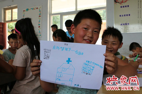 在以“中國夢”主題 的繪畫課堂上，孩子們寫下了自己的夢想