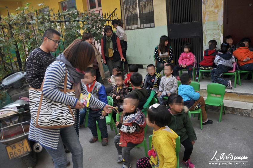 河南駐馬店市高新區(qū)一休幼兒園大門外聚集了數(shù)十位孩子家長,他們是來送孩子上學(xué)的,可是幼兒園大門卻被兩輛面包車?yán)锿舛滤?。周一一大早就遇到這事,不少家長特意給單位請假替孩子討要說法。