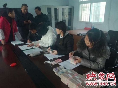 滎陽78名貴州籍農(nóng)民工兄弟拿到工資回家啦！