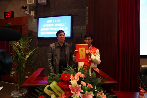 河南平頂山魯山縣電視臺的記者張朝岑，接過了河南電視臺9頻道總監(jiān)張克宣遞上的聘書。