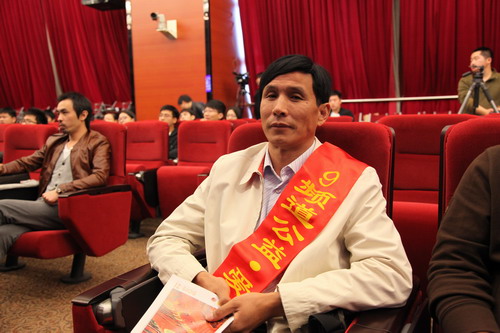 河南平頂山魯山縣電視臺的記者張朝岑受聘9頻道公益·愛心形象大使。