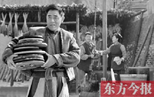 陳寶國(guó)在《大河兒女》中飾演男一號(hào)、燒制鈞瓷的手藝人賀焰生