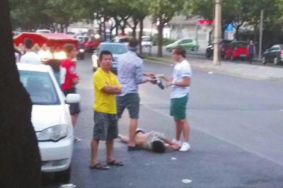外籍男子當(dāng)街肩扛、腳踏醉漢