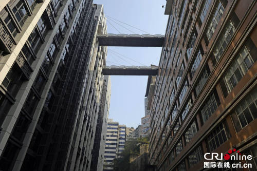 重慶現(xiàn)“最?！笨罩羞B廊 離地68.5米