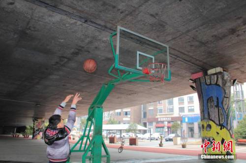 田徑場(chǎng)建在廊橋下 跑道球場(chǎng)俱全 田徑場(chǎng)建在廊橋下 跑道球場(chǎng)俱全