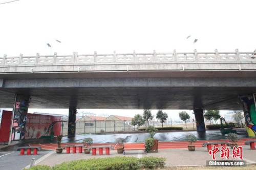 田徑場(chǎng)建在廊橋下 跑道球場(chǎng)俱全 田徑場(chǎng)建在廊橋下 跑道球場(chǎng)俱全