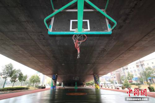 田徑場(chǎng)建在廊橋下 跑道球場(chǎng)俱全 田徑場(chǎng)建在廊橋下 跑道球場(chǎng)俱全