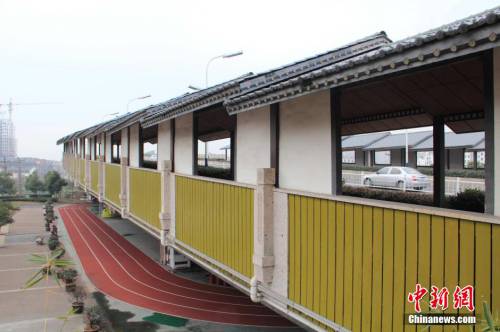 田徑場(chǎng)建在廊橋下 跑道球場(chǎng)俱全 田徑場(chǎng)建在廊橋下 跑道球場(chǎng)俱全