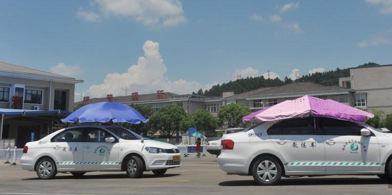 杭州一駕?，F(xiàn)遮陽新招 教練車車頂撐傘