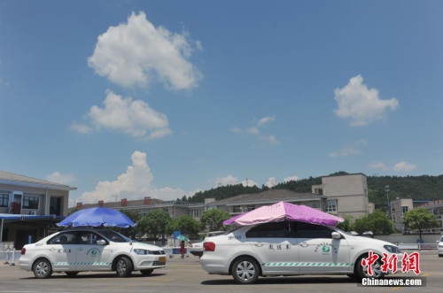 杭州一駕?，F(xiàn)遮陽新招 教練車車頂撐傘