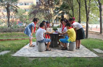 學生閱讀齊飛翔