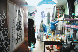 寢室門上的招貼表達(dá)了學(xué)生們的愿望，其實(shí)不逃課、少逃課才是不掛科的保證