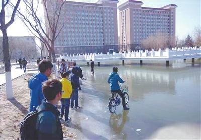 南方的孩子不理解北方的寒冷，這冰厚得，嚇尿了！ @顏遠(yuǎn)鋒