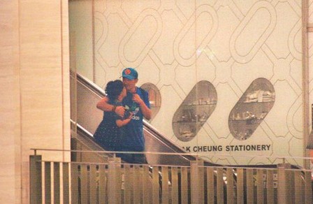 林憶蓮與小男友逛街吃飯，當(dāng)街摟抱親熱熱情如火。