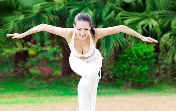 　圖為瑜伽教母性感寫真。