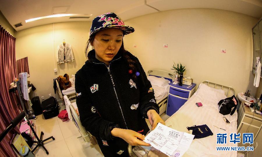 赴韓整形失敗者陳怡麗向記者展示醫(yī)療事故鑒定（4月8日攝）。