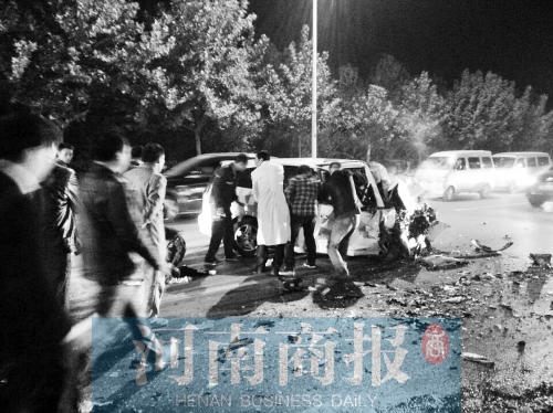 慘劇現(xiàn)場，眾人紛紛上前施救，有人拉住變形的車門，為傷者爭取救援時間