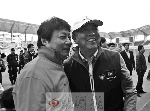 比賽結(jié)束后，老胡熱情擁抱老唐。