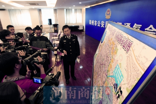警方負責人向媒體介紹戰(zhàn)果，左上圖為警方繳獲的犯罪嫌疑人作案工具 記者 王春勝/圖