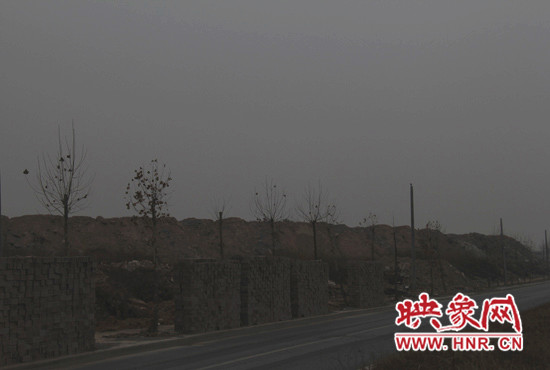 “垃圾”成山堆放 “垃圾”成山堆放