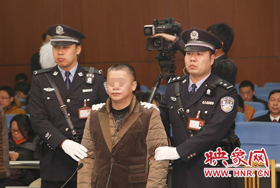 被告人被法警帶上法庭時，身上沒有戒具，也沒有剃光頭。（圖片來源于微博@豫法陽光）